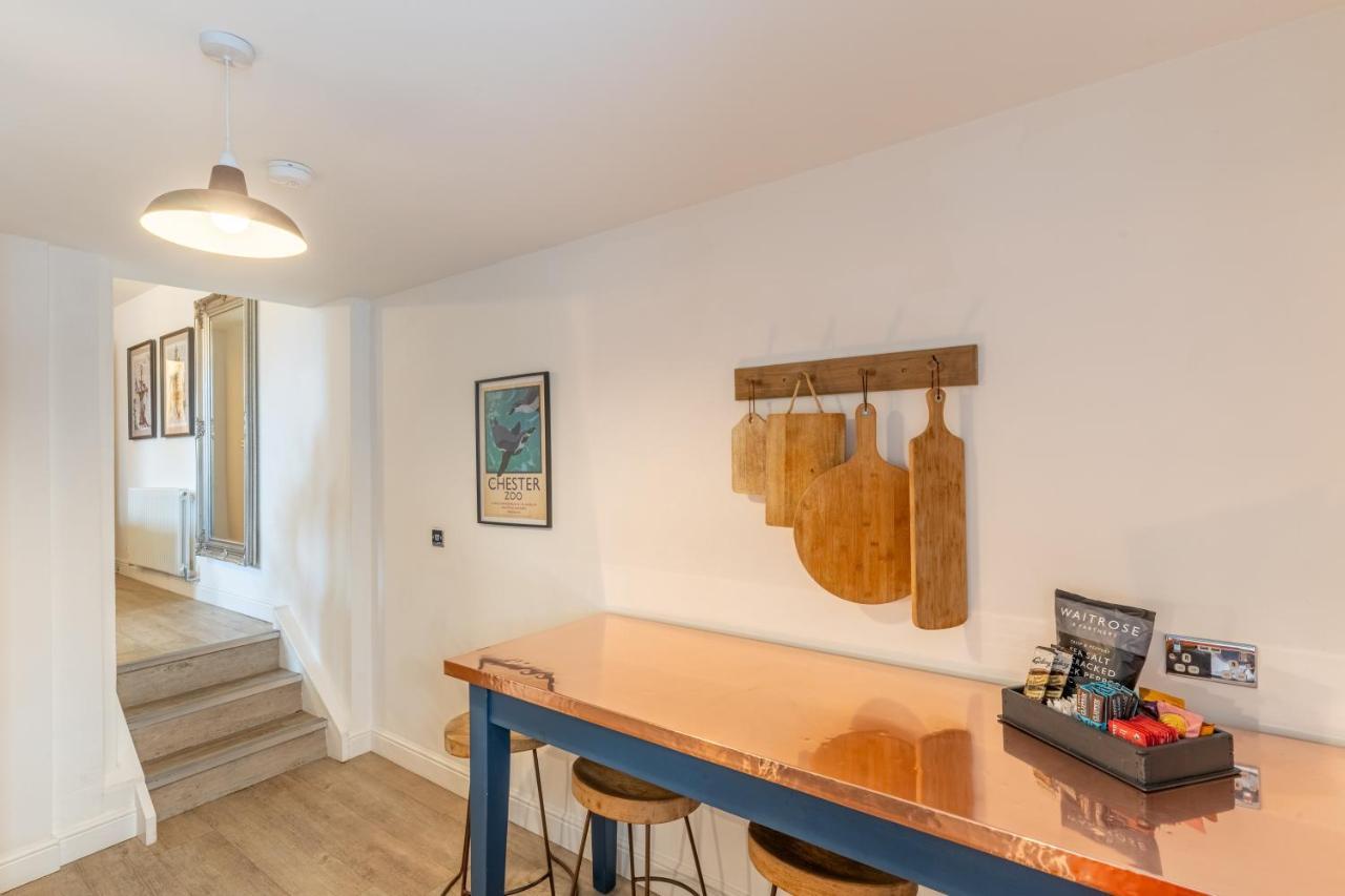 Luxury Chapel Apartment Within City Walls 체스터 외부 사진